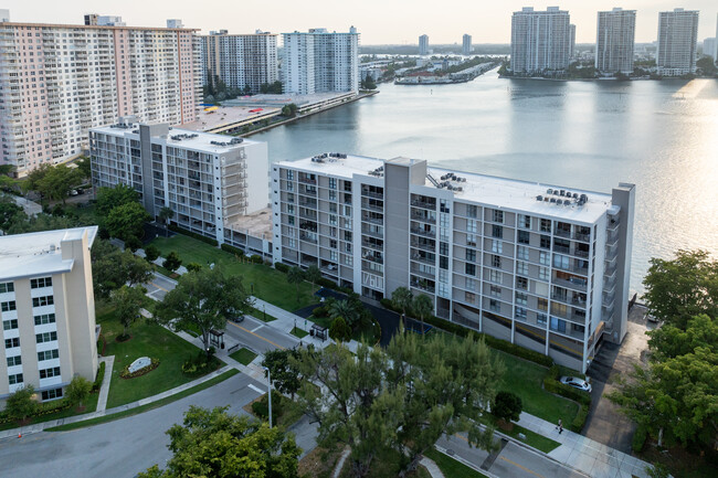 Fairview House Condominium in Sunny Isles Beach, FL - Building Photo - Building Photo