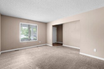 15593 Fox Plains Dr in Florissant, MO - Building Photo - Building Photo