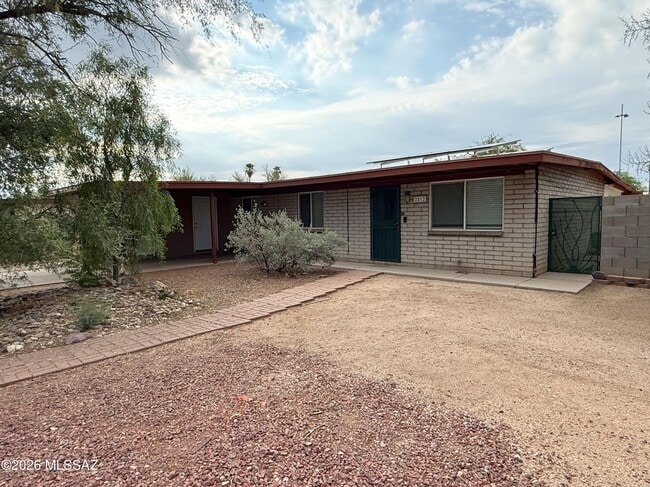 property at 2812 W Calle Ocio