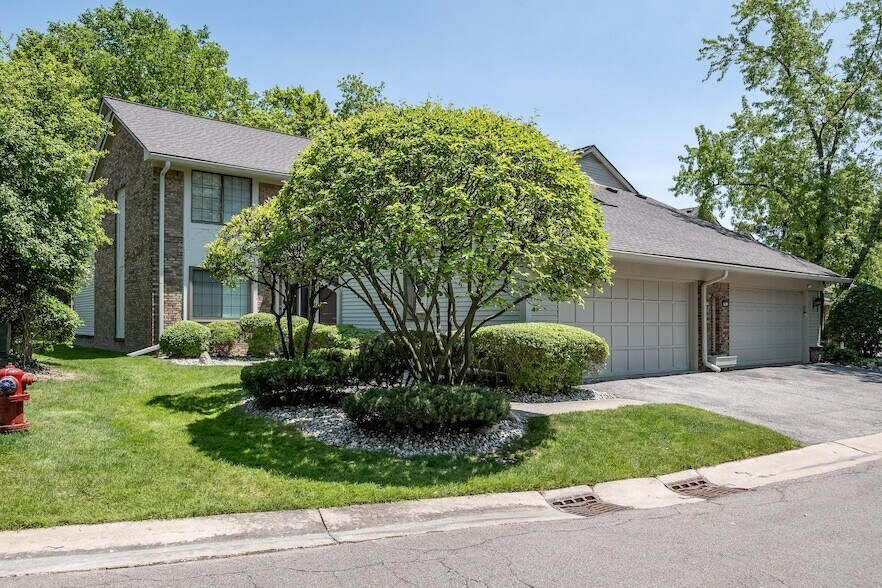 6979 Pebble Creek Woods Dr in West Bloomfield, MI - Building Photo