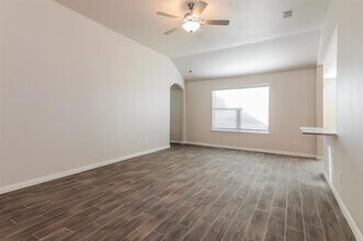 108 Magnolia Dr in Sanger, TX - Building Photo - Building Photo