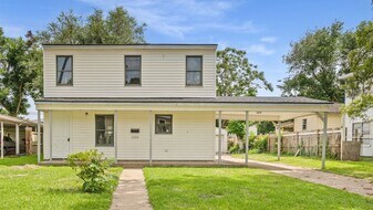 1225 3rd Ave N in Texas City, TX - Building Photo