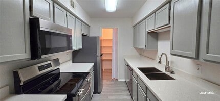 9700 Leawood Blvd, Unit 406 in Houston, TX - Building Photo - Building Photo