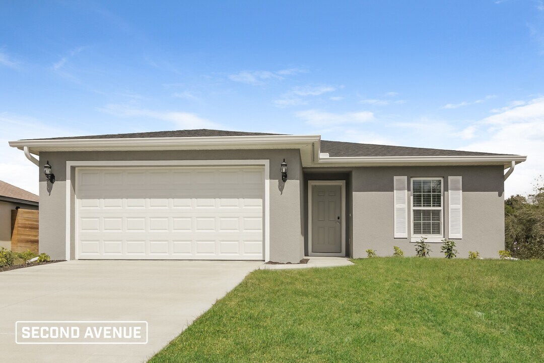 8206 Latour Ave in North Port, FL - Building Photo