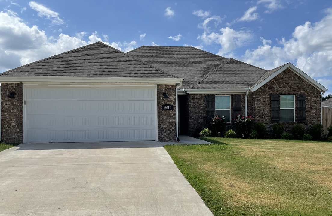 6011 W Transit St in Fayetteville, AR - Building Photo