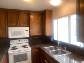 390 E Madison Ave in El Cajon, CA - Foto de edificio - Building Photo