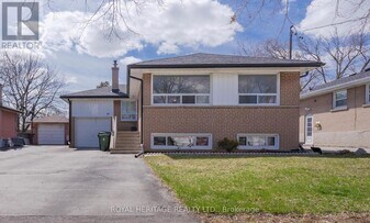 55 Bridgenorth Crescent in Toronto, ON - Building Photo
