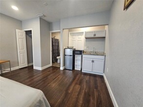 2403 Paradise Dr in Kissimmee, FL - Building Photo - Building Photo