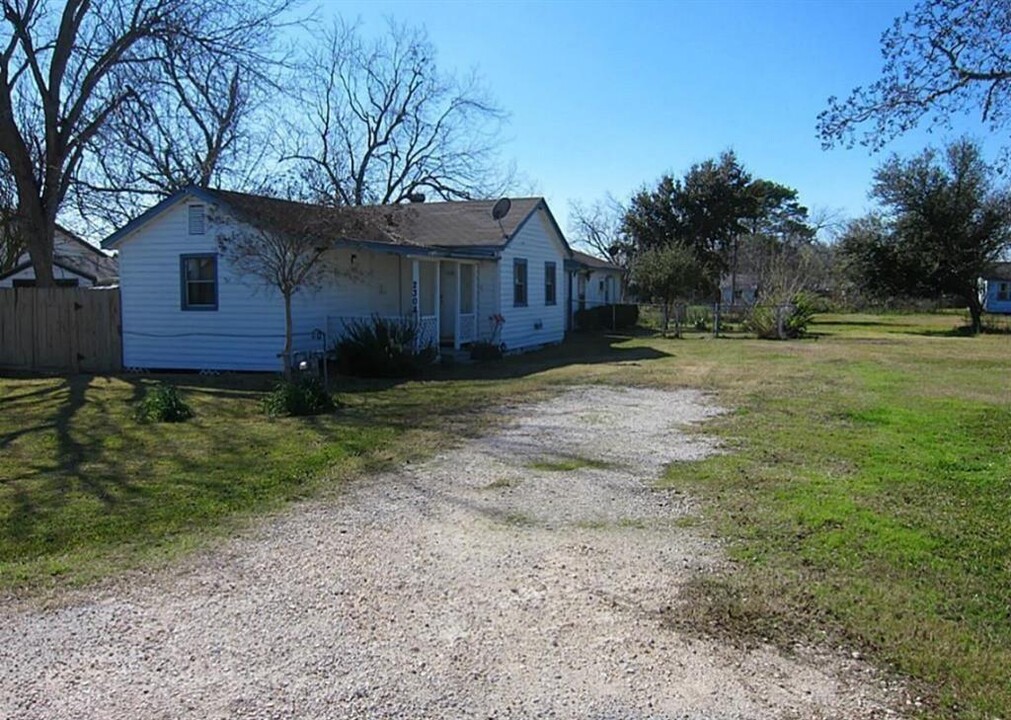 2308 10th Ave in La Marque, TX - Building Photo