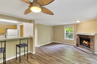 10026 NE 127th Pl, Unit D116 in Kirkland, WA - Building Photo - Building Photo