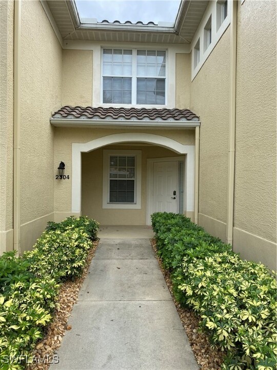 9251 Spring Run Blvd in Bonita Springs, FL - Foto de edificio