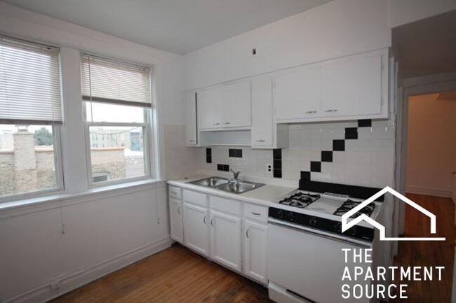 property at 2853 W Berteau Ave