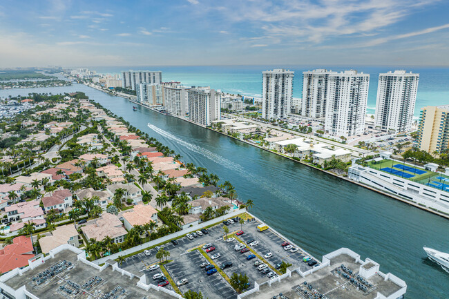 The Waterway at Hollywood Beach in Hollywood, FL - Foto de edificio - Building Photo