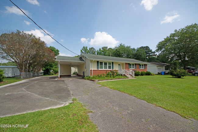 1030 Daniel Dr in Jacksonville, NC - Foto de edificio - Building Photo