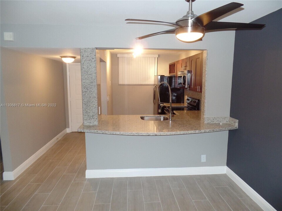 109 Lake Emerald Dr-Unit -108 in Oakland Park, FL - Building Photo