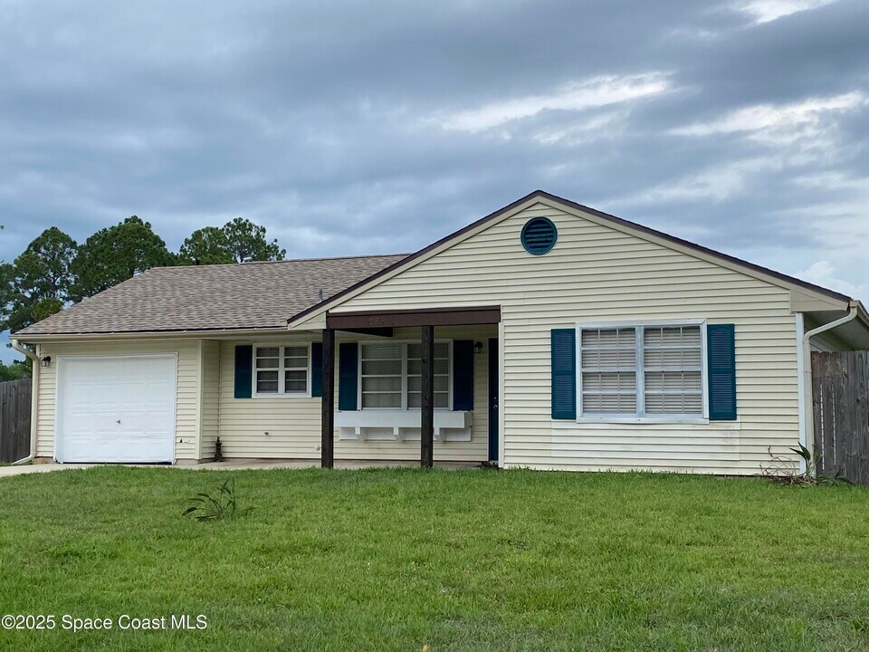265 Benchor Rd NW in Palm Bay, FL - Building Photo