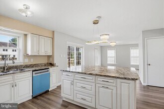 15123 Philip Lee Rd in Chantilly, VA - Foto de edificio - Building Photo