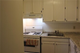 38 Olcott Way in Ridgefield, CT - Building Photo - Building Photo