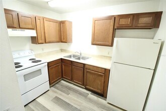 5736 NW 25th Terrace in Gainesville, FL - Building Photo - Building Photo