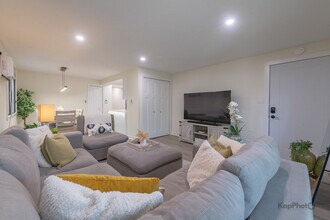 6612 W 64th Pl in Chicago, IL - Building Photo - Building Photo