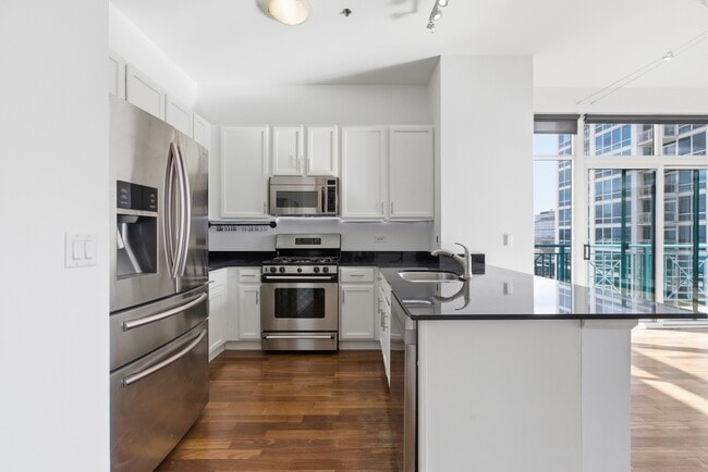 340 W Superior St, Unit 1601 in Chicago, IL - Building Photo - Building Photo