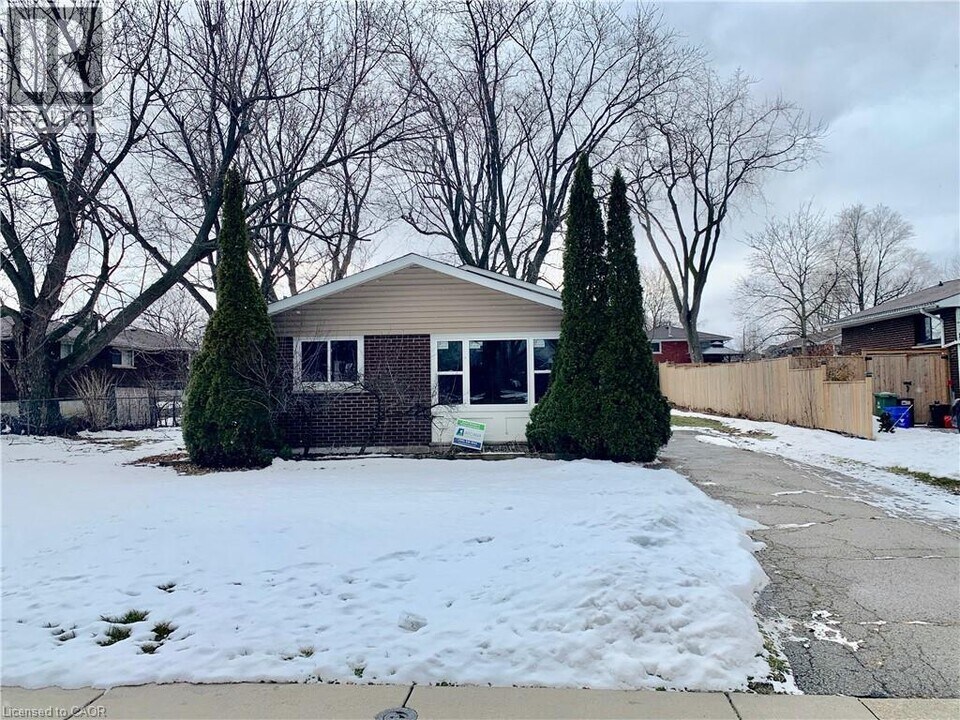 5 Michael Ave in Hamilton, ON - Building Photo