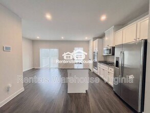 1011 Port Side Way in Chesapeake, VA - Building Photo - Building Photo