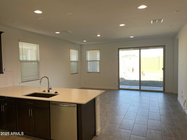 16828 W Evergreen Rd in Waddell, AZ - Foto de edificio - Building Photo