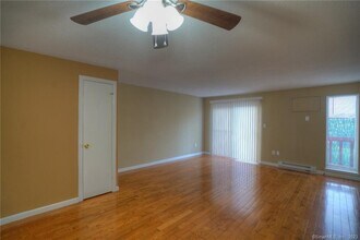 528 Shennecossett Rd in Groton, CT - Building Photo - Building Photo