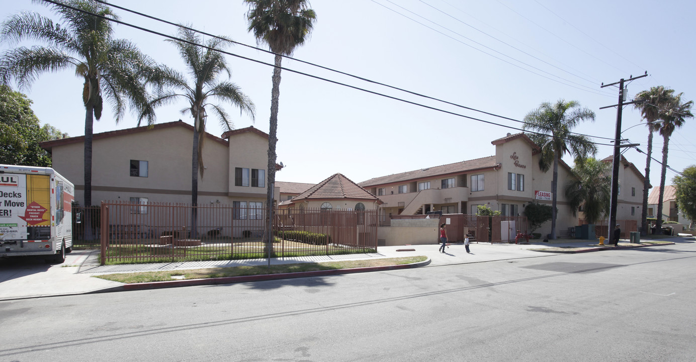 Las Casas Apartments in Anaheim, CA - Building Photo