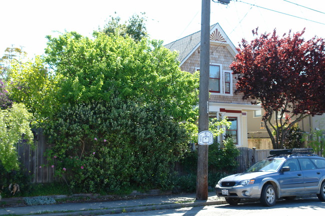 2533 California St in Berkeley, CA - Foto de edificio - Building Photo