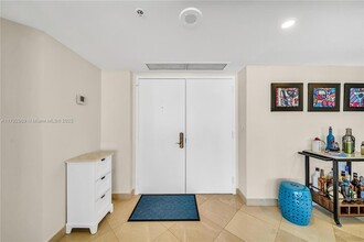 6301 Collins Ave, Unit 1708 in Miami Beach, FL - Building Photo - Building Photo
