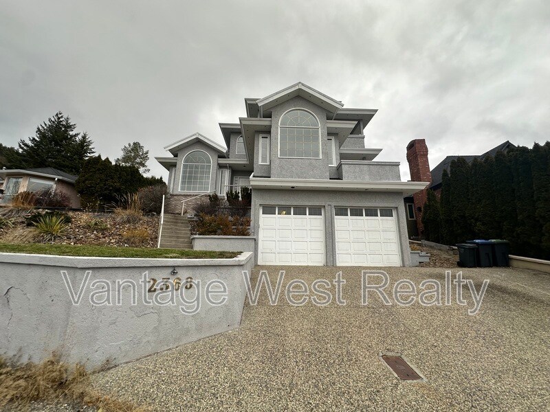 2368 Nahanni Ct in Kelowna, BC - Building Photo