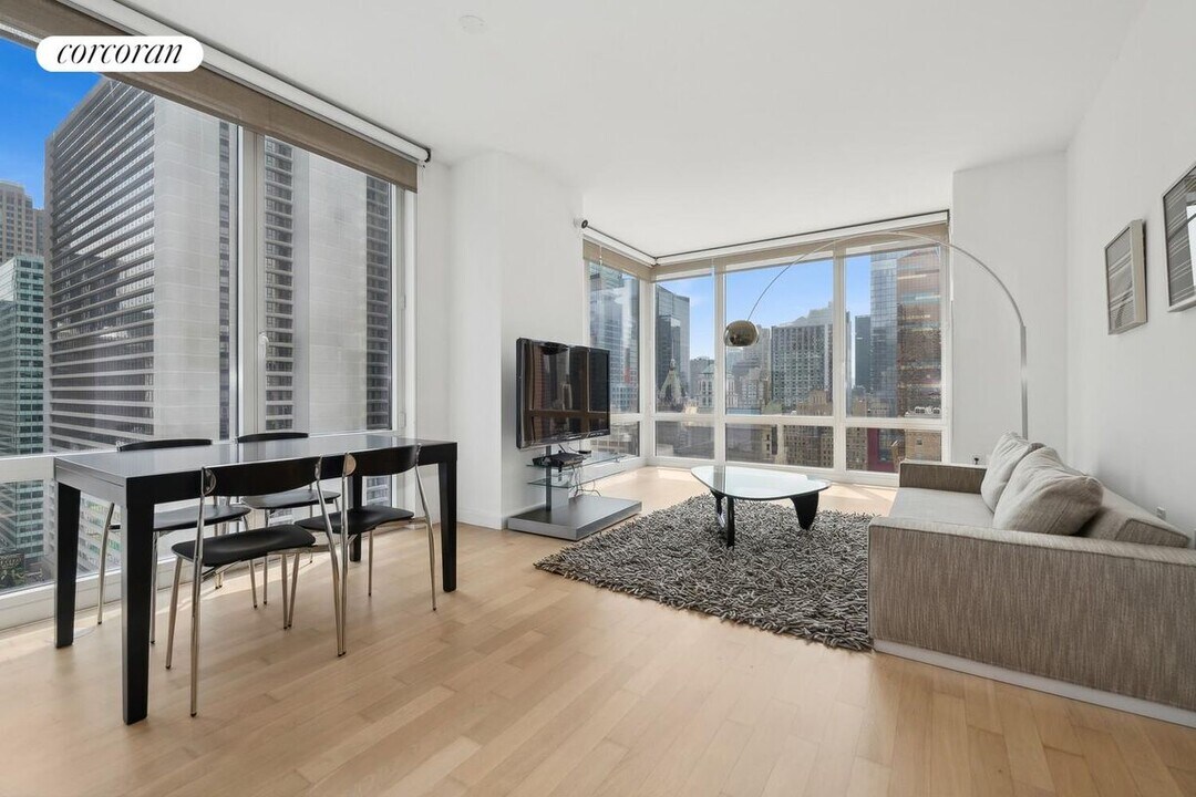 750 8th Ave in New York, NY - Building Photo