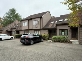 7 Twin Oaks in New Milford, CT - Building Photo