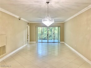 7811 Regal Heron Cir in Naples, FL - Foto de edificio - Building Photo