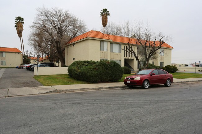 Royal Palm Apartment in Bakersfield, CA - Foto de edificio - Building Photo