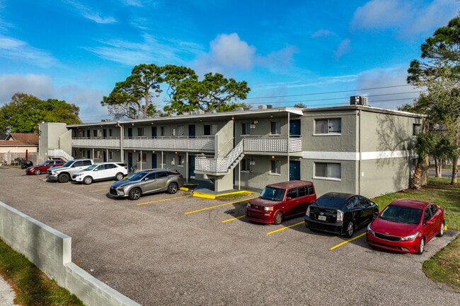 Pinewood in St. Petersburg, FL - Foto de edificio - Primary Photo