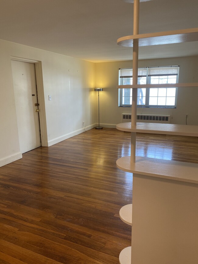 8 Menotomy Rd, Unit 4 in Arlington, MA - Foto de edificio - Building Photo