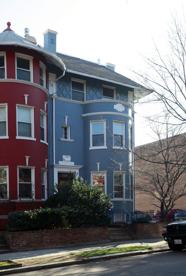 2509 Cliffbourne Pl NW in Washington, DC - Building Photo - Building Photo