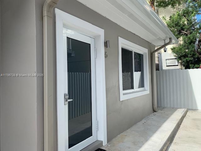 7921 Abbott Ave in Miami, FL - Building Photo