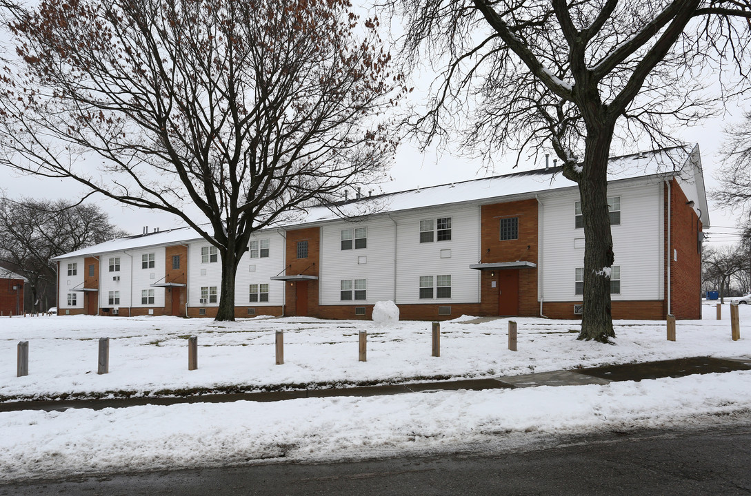 Esa Park Apartments in Youngstown, OH - Building Photo