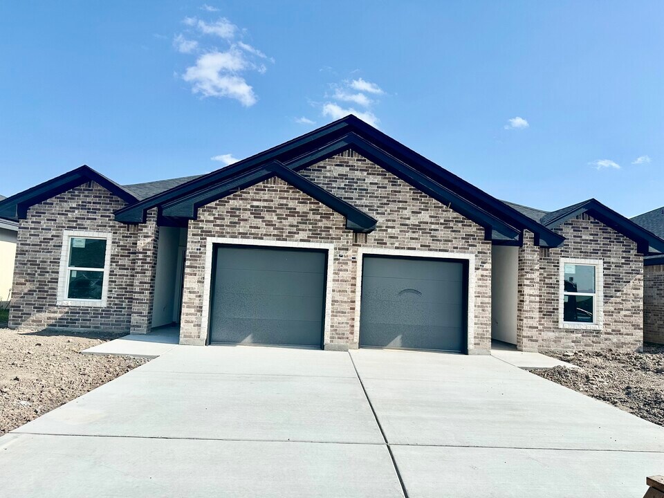 1006 Escondido Ln E, Unit A in Harlingen, TX - Building Photo