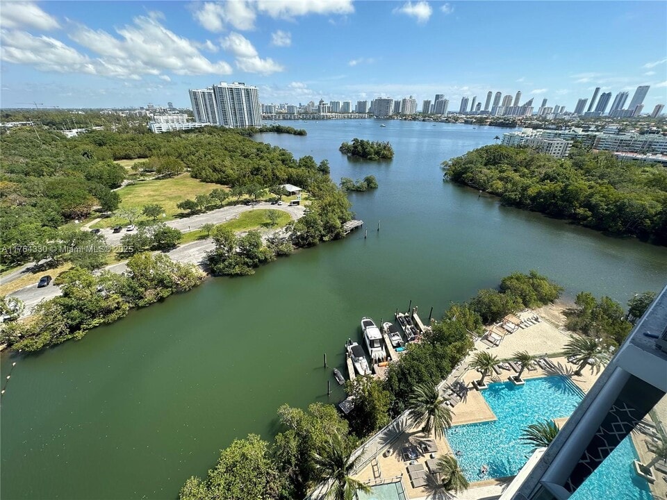 16385 Biscayne Blvd in North Miami Beach, FL - Building Photo