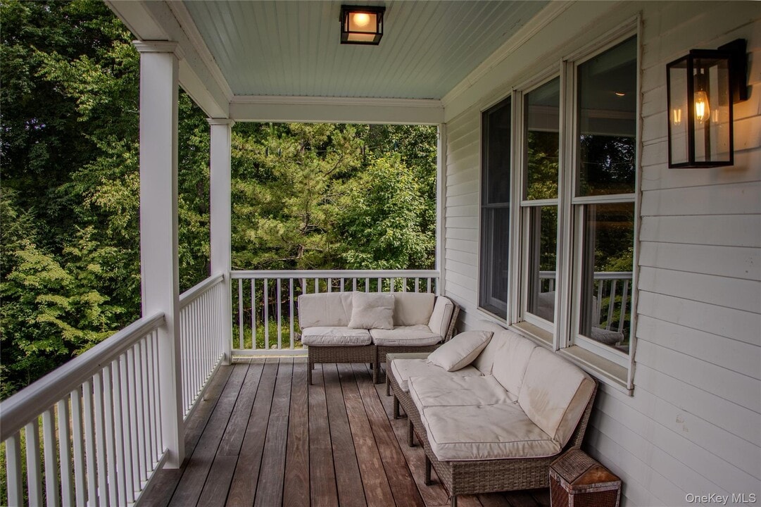 14 Ledge Rock Ct in Garrison, NY - Building Photo