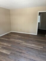 1090 N Guignard Dr in Sumter, SC - Building Photo