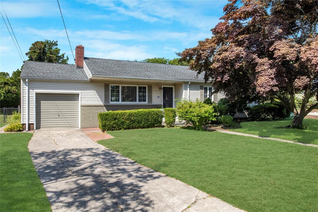 32 General McLean Dr in Brookhaven, NY - Building Photo