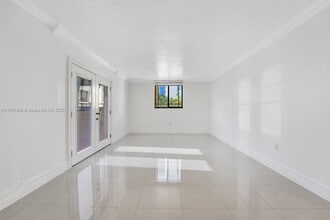 5033 NW 7th St in Miami, FL - Building Photo - Building Photo