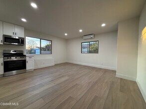 1535 Wallace - Unit B St in Simi Valley, CA - Building Photo - Building Photo