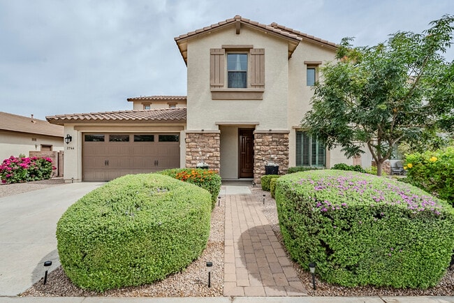 2744 E Donato Dr in Gilbert, AZ - Building Photo - Building Photo